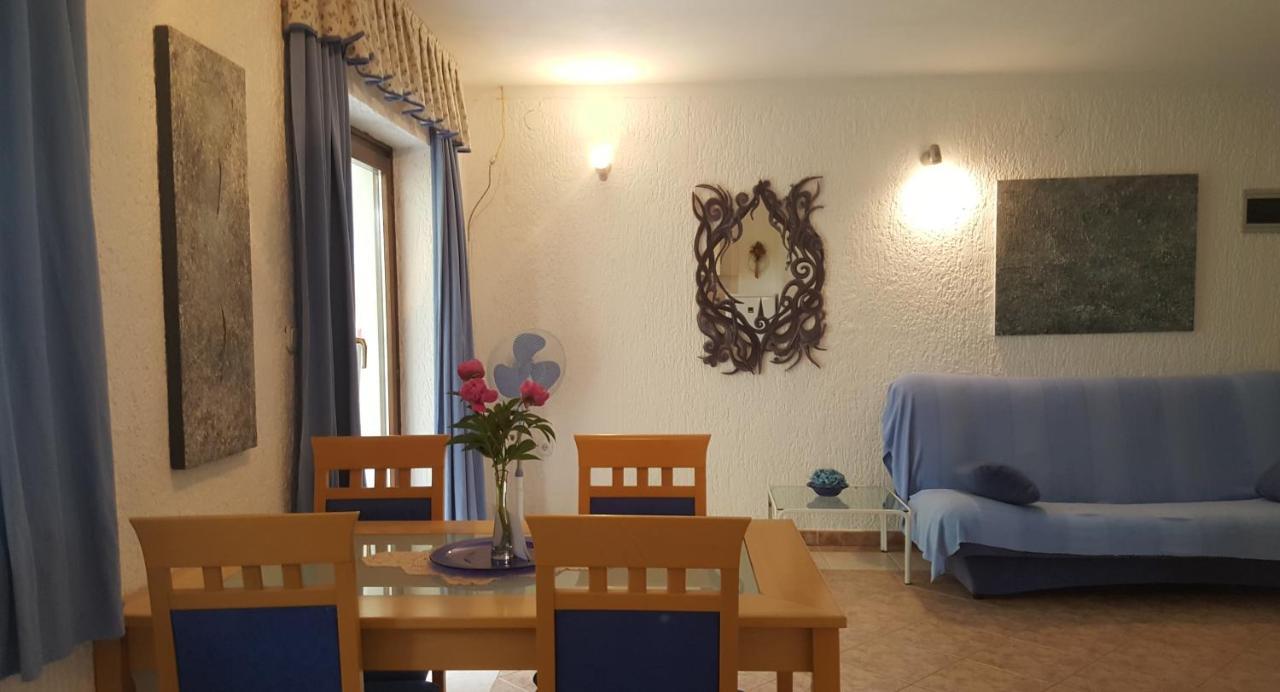 Apartments Coki Funtana Buitenkant foto