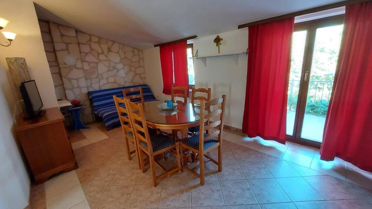 Apartments Coki Funtana Buitenkant foto