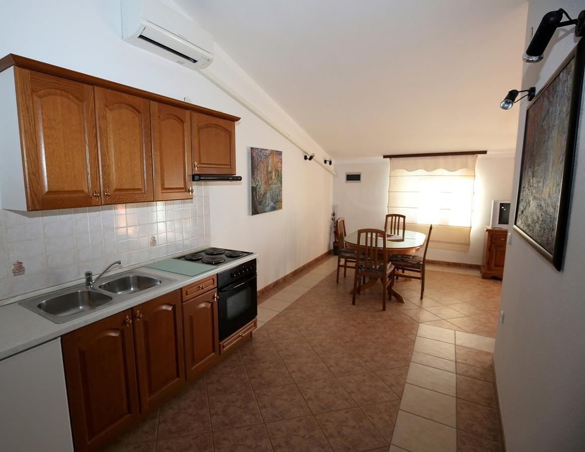 Apartments Coki Funtana Buitenkant foto
